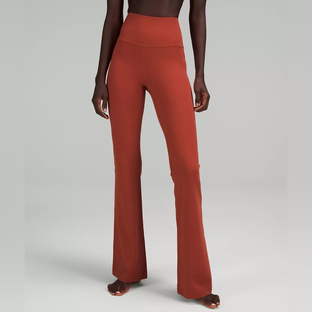 Groove Super-High-Rise Flared Pant Lululemon
Regular - Cayenne color
